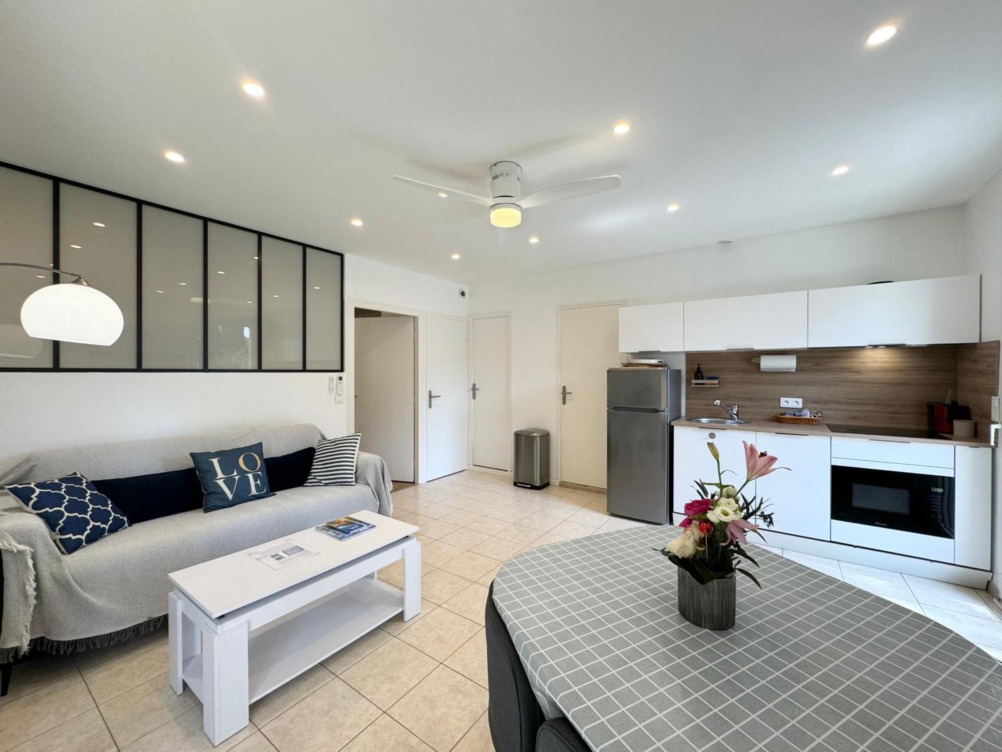 Appartement 1Ch Avec Terrasse Et Jardinet A 400M De La Plage كافالير سور مير المظهر الخارجي الصورة